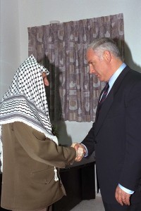 800px-Flickr_-_Government_Press_Office_(GPO)_-_P.M._BENJAMIN_NETANYAHU_SHAKING_HANDS_WITH_PALESTINIAN_AUTHORITY_CHAIRMAN_YASSER_ARAFAT